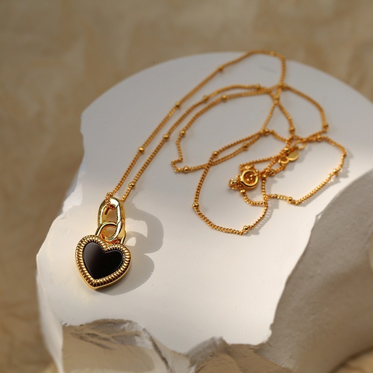 Fashion Simple Style Black and White Mother-of-Pearl Double-Sided Heart Necklace for Women Elegant High-End Versatile Clavicle Chain