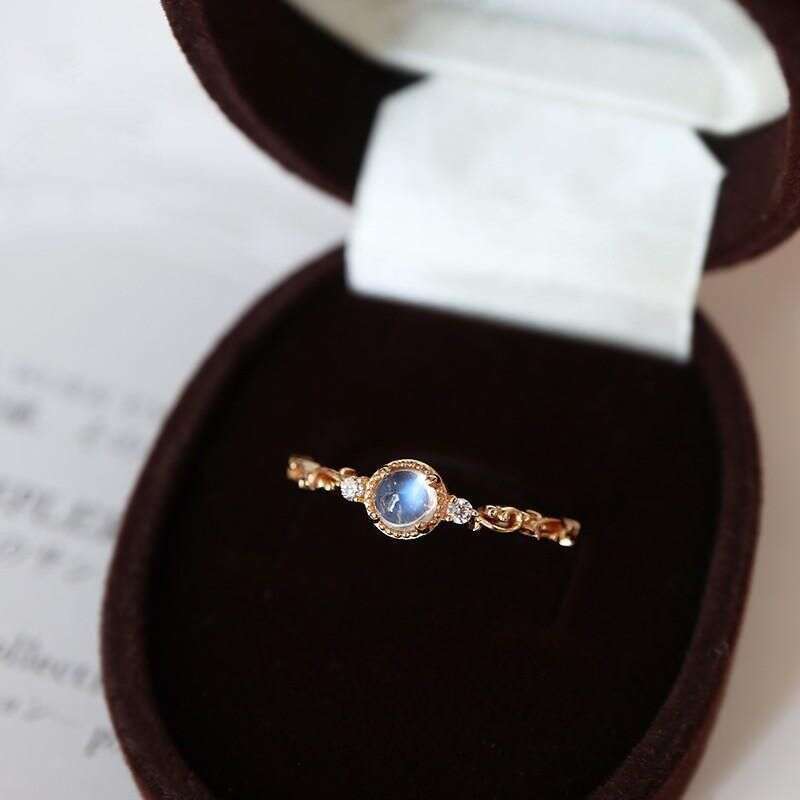 New Moonlit Night Starlight Luxury Style Moonstone Ring for Women Open Vine Plant Gold Plated