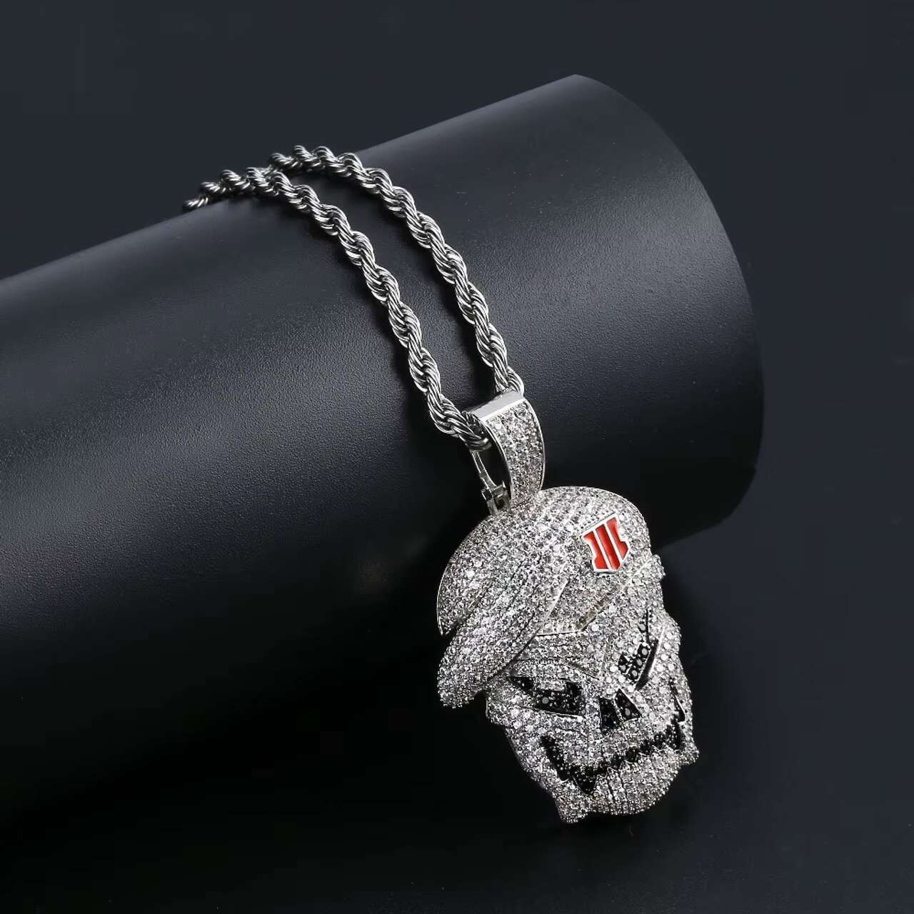 New Arrival Unique Hip Hop Style Moissanite Skull Pendant with Flooded Ice Cool Charms on Chain Necklace