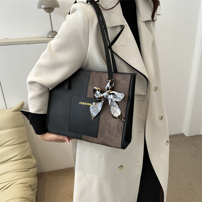 Free shipping designer Color-Block Versatile Fashion Large Capacity Bag for Women 2025 New Retro Simple Shoulder Bag Commuter Tote Bag