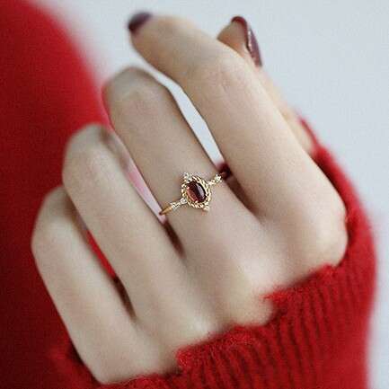 Rose-Colored You" Oval Flower for Women, Ins Style, Pomegranate Red, Delicate Open Ring with a High-End Feel