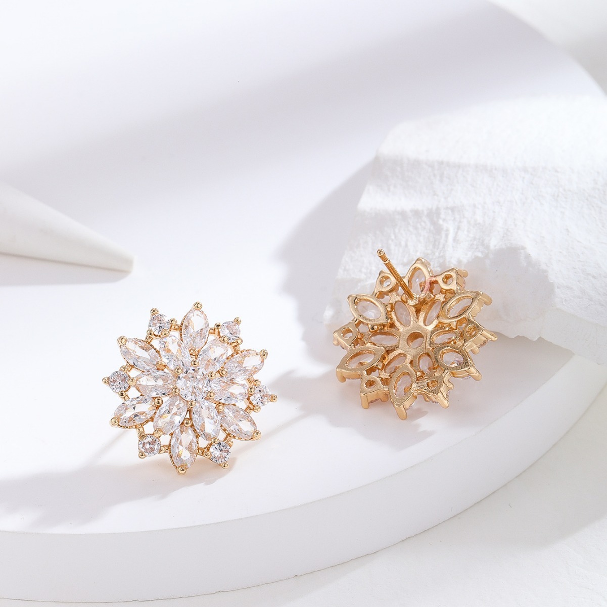 Minimalist Fresh Japanese and Korean Style for Women Inlaid Zircon, Unique Design Snowflake Earrings with Full Personality