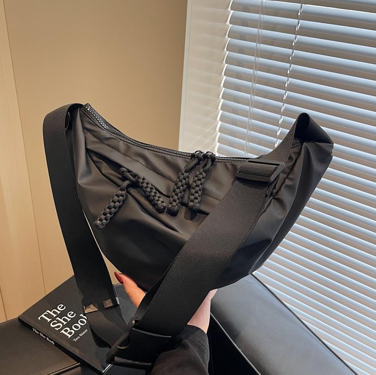 Free shipping designer Bag Simple Fashion Commuter Dumpling Bag Women Bag 2025 New Casual Nylon Large Capacity Crossbody Bag