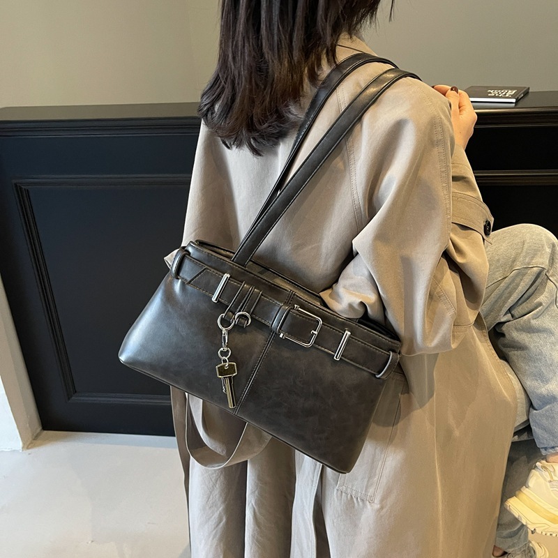Free Shipping 2025 New Designer Bag Niche Solid Color Patent Leather Single Shoulder Underarm Handbag Fashionable And High-quality Shopping Bag