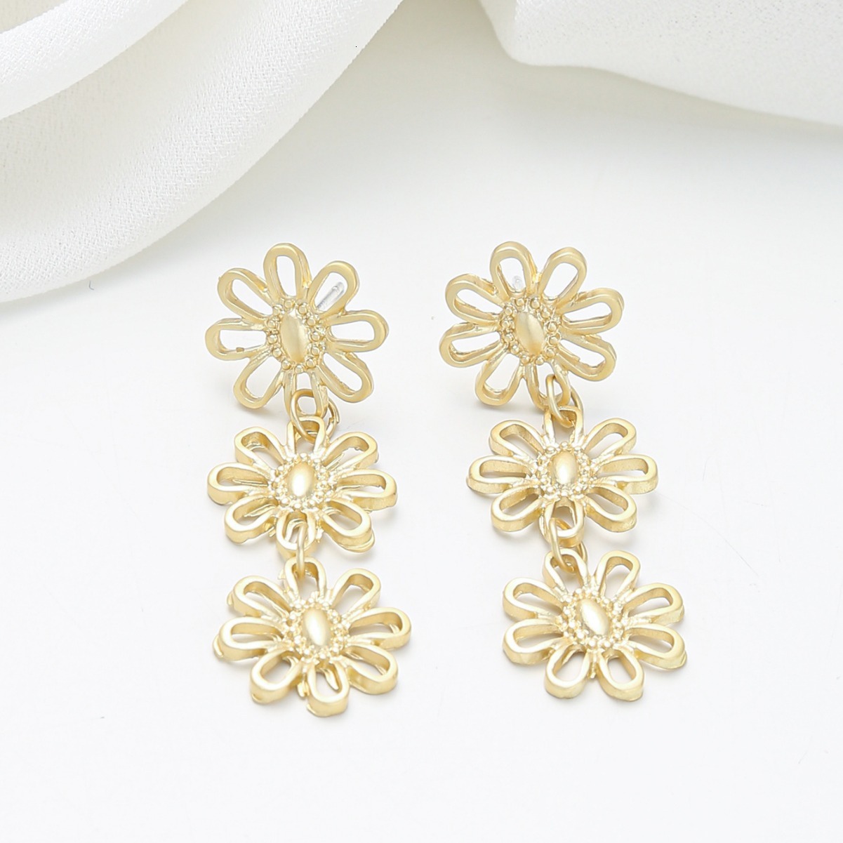 Wind Flower Light High-end Gold Stamen Design Earrings Ear Studs