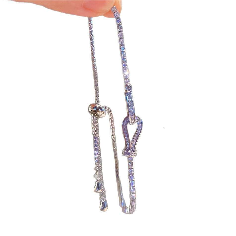 Light Elegant Niche Design Fashion Horseshoe Buckle Bracelet for Women High-end Super Shiny Versatile Wristband