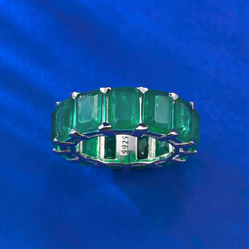 Elegant Emerald Gemstones Ring 925 Sterling Silver Band with Sparkling Gemstone