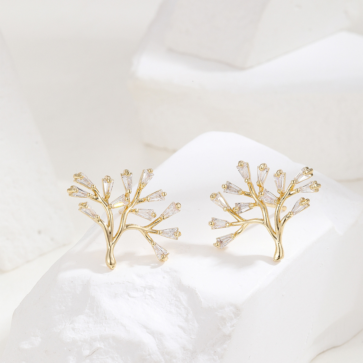 Hot Selling Micro Paved Zircon Real Gold Plated Tree of Life Design Sense Light Luxury Earrings