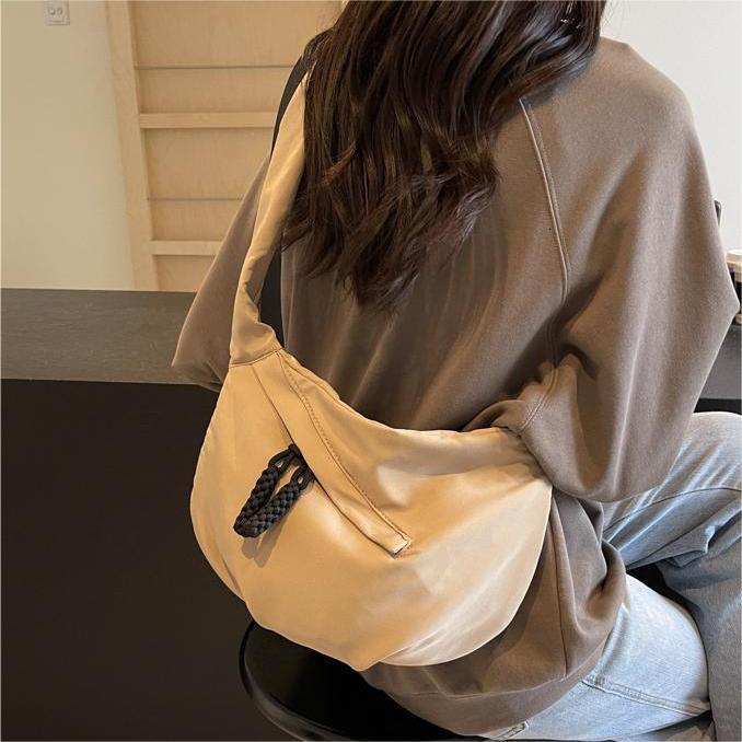 Free shipping designer Casual Versatile Lightweight Canvas Bag New Women Bag Simple Fashion Dumpling Bag Large Capacity Commuter Crossbody Bag
