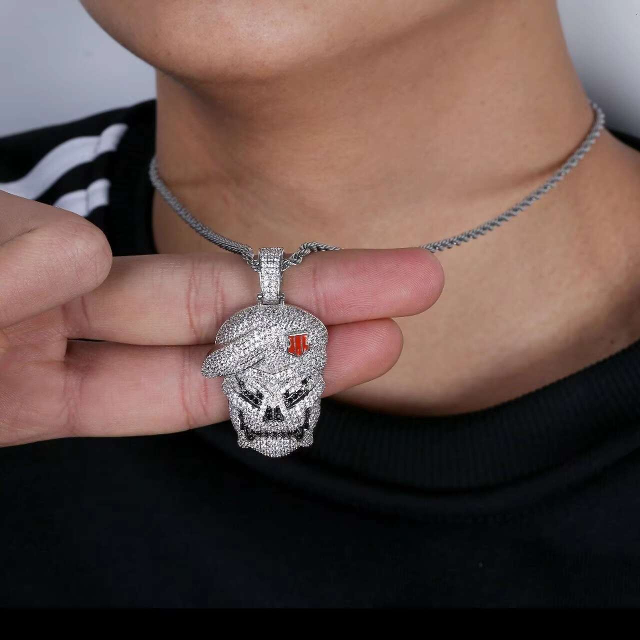 New Arrival Unique Hip Hop Style Moissanite Skull Pendant with Flooded Ice Cool Charms on Chain Necklace
