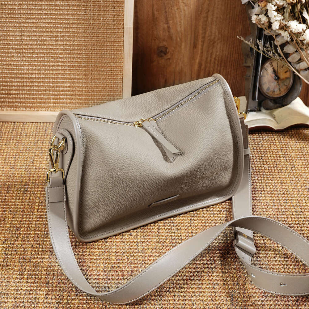 Women's 2025 New Simple Texture Single Shoulder Underarm Crossbody Bag Top Layer Cowhide Commuter Large Capacity Genuine Leather