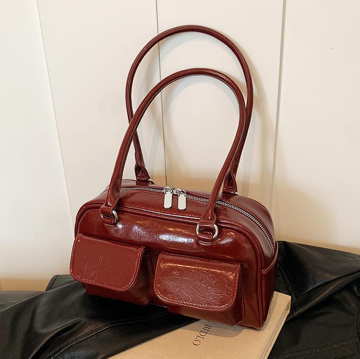 Free shipping designer Oil Wax Leather Commuter Bag Handbag Women Bag 2025 New Versatile Casual Underarm Bag Large Capacity Shoulder Bag