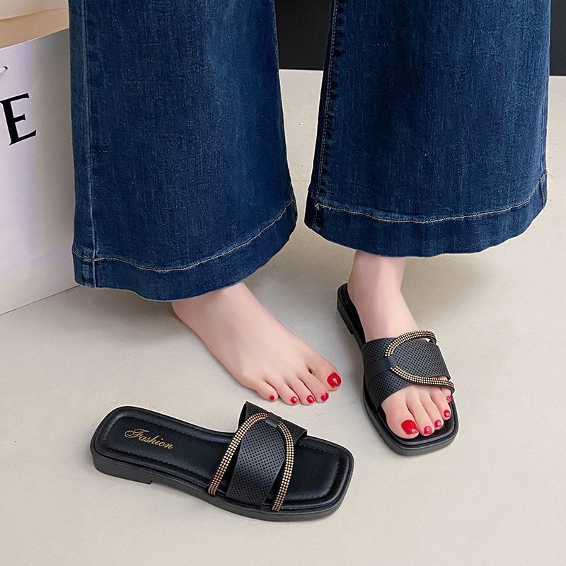 Summer outdoor slippers with French style, gentle and fashionable, anti slip shoes, fashionable beach women's sandals, designer sandals