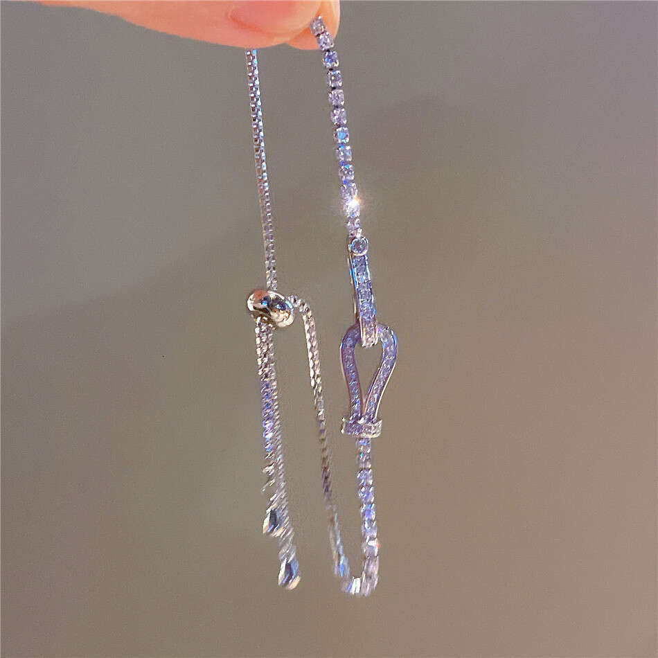 Light Elegant Niche Design Fashion Horseshoe Buckle Bracelet for Women High-end Super Shiny Versatile Wristband