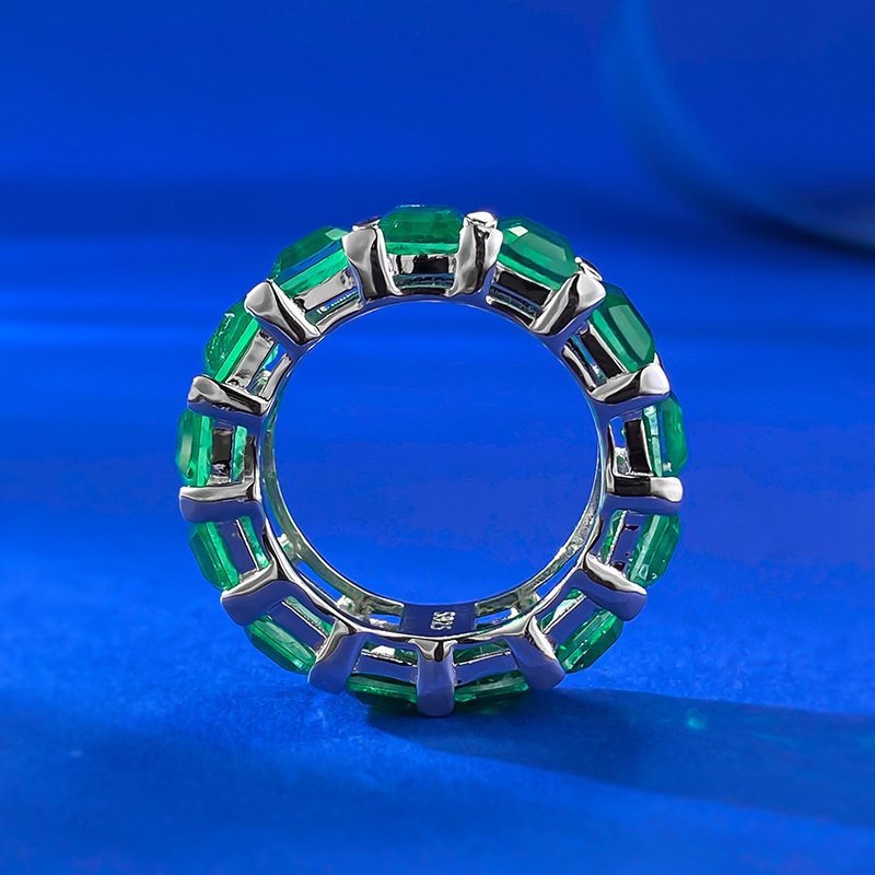 Elegant Emerald Gemstones Ring 925 Sterling Silver Band with Sparkling Gemstone