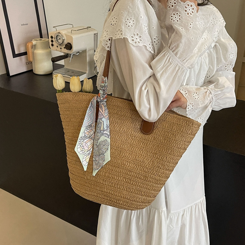 Free shipping designer Trendy Shoulder Bag Popular Woven Bag Women Bag 2025 New Large Capacity Vacation Beach Bag Commuter Straw Tote Bag
