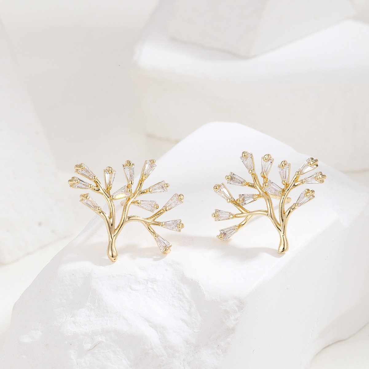 Hot Selling Micro Paved Zircon Real Gold Plated Tree of Life Design Sense Light Luxury Earrings