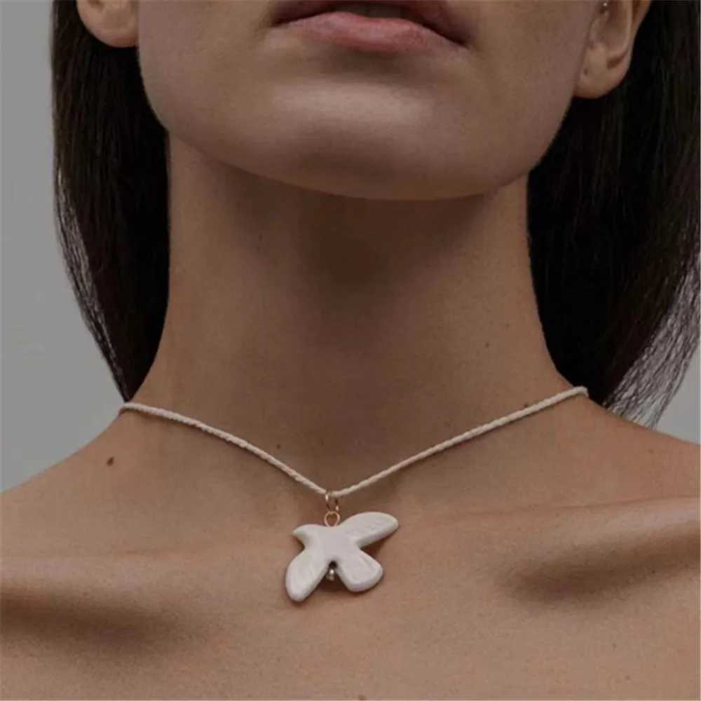 Unique Design Vintage Peace Dove Necklace Fashionable Accessory for Women Gift Idea with Stylish Appeal W250618