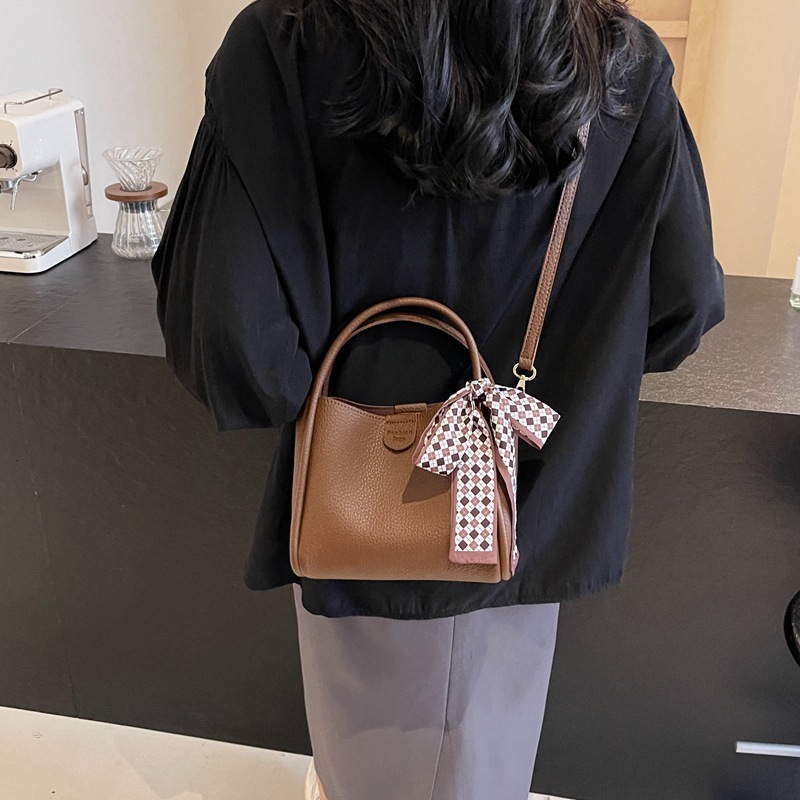 Free shipping designer Handbag Tote Bag Commuter Bag Women Bag 2025 New High-end Simple Trendy Shoulder Bag Korean Style Versatile Hot-selling Bucket 