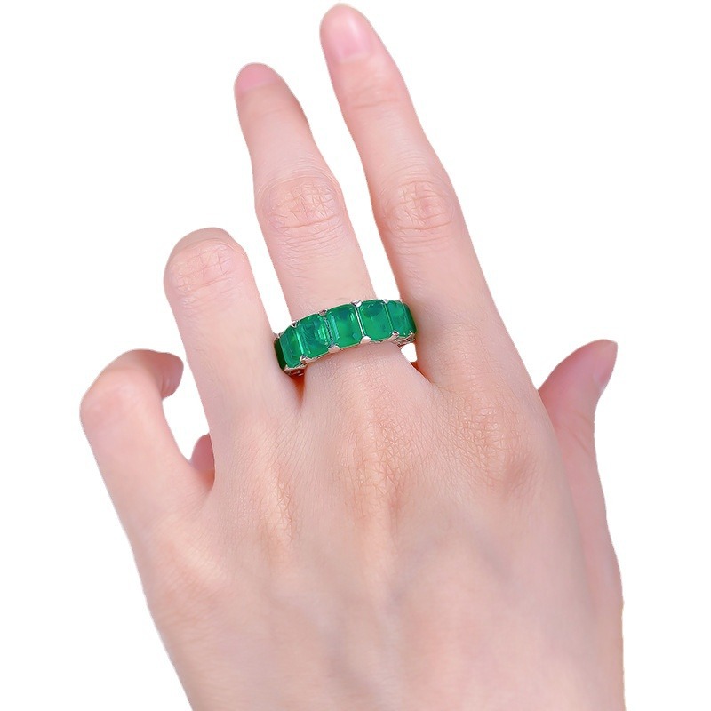 Elegant Emerald Gemstones Ring 925 Sterling Silver Band with Sparkling Gemstone