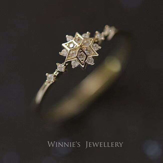Golden Winter Snowflake Ring for Women, Internet Celebrity Style, Trendy Finger Ring, Ins Popular Wedding Fashion, Unique and Elegant