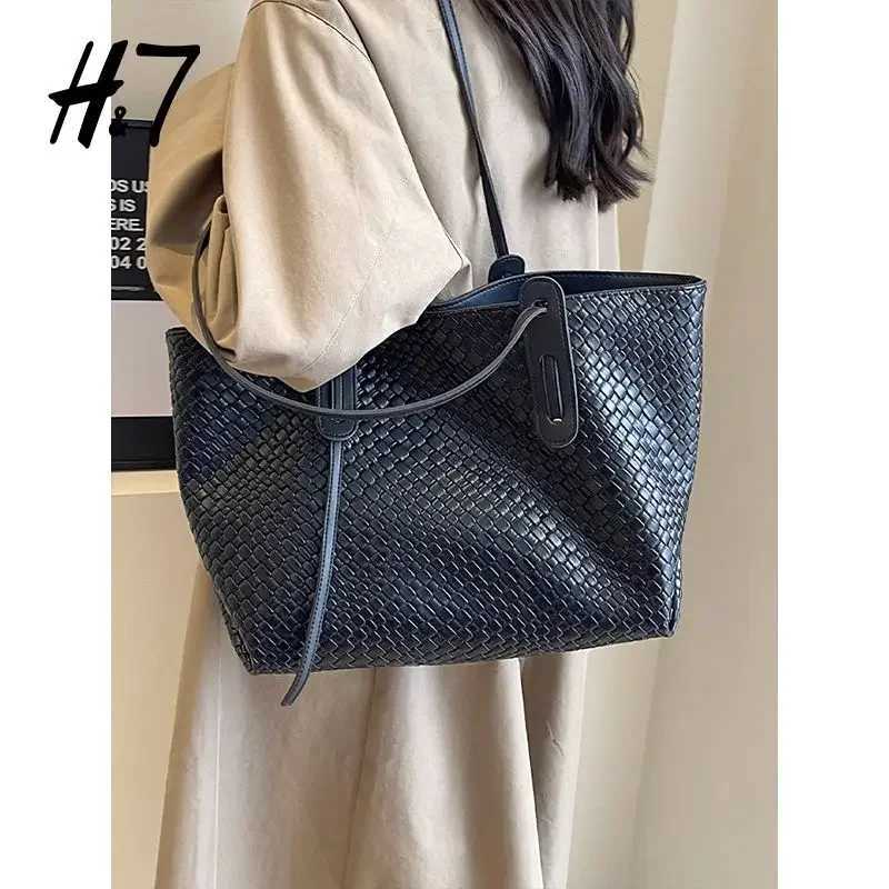 2025 New Style Autumn/winter Fi H7 Vintage Diamond Woven Large-capacity Bag for Women Tote Niche All-in-e Shoulder Bag B250618