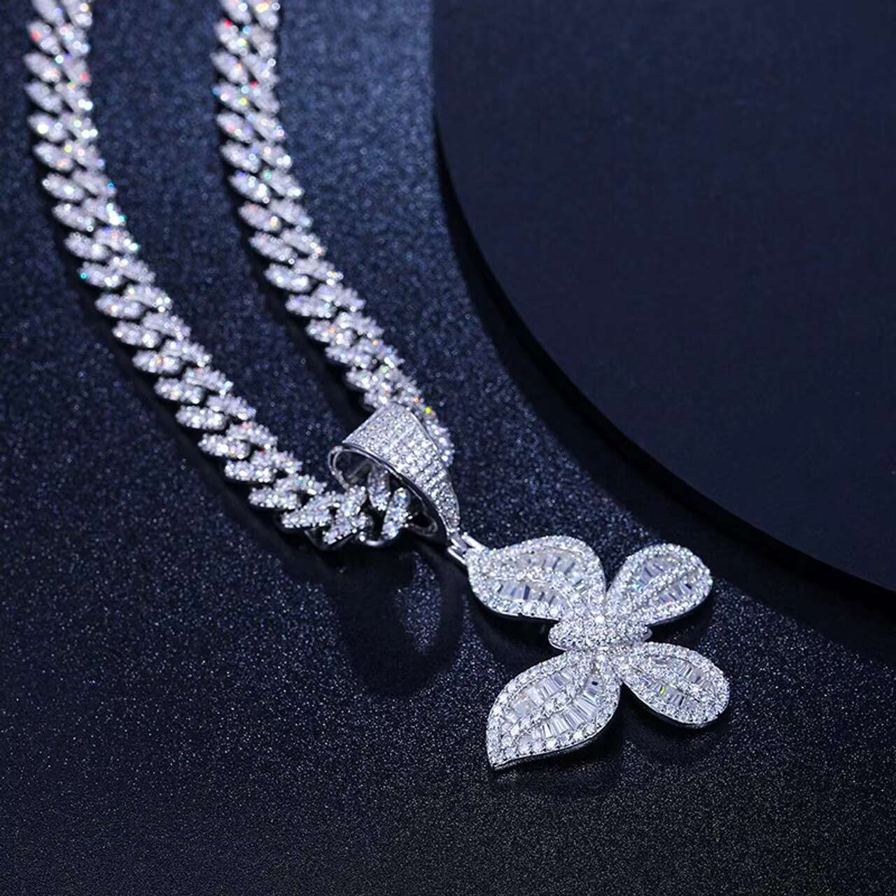 Luxury Fashion Womens 925 Iced Blinged Moissanite Necklace Elegant Solid Baguette Butterfly Shaped Pendant New Elegant Design