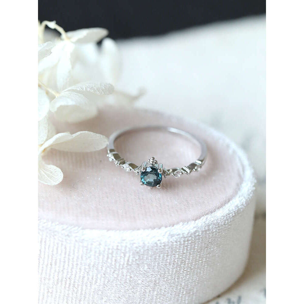 Sister Edition: High Imitation Wine Red Garnet Topaz Blue Exquisite Light Luxury Versatile Ring Women's Gift