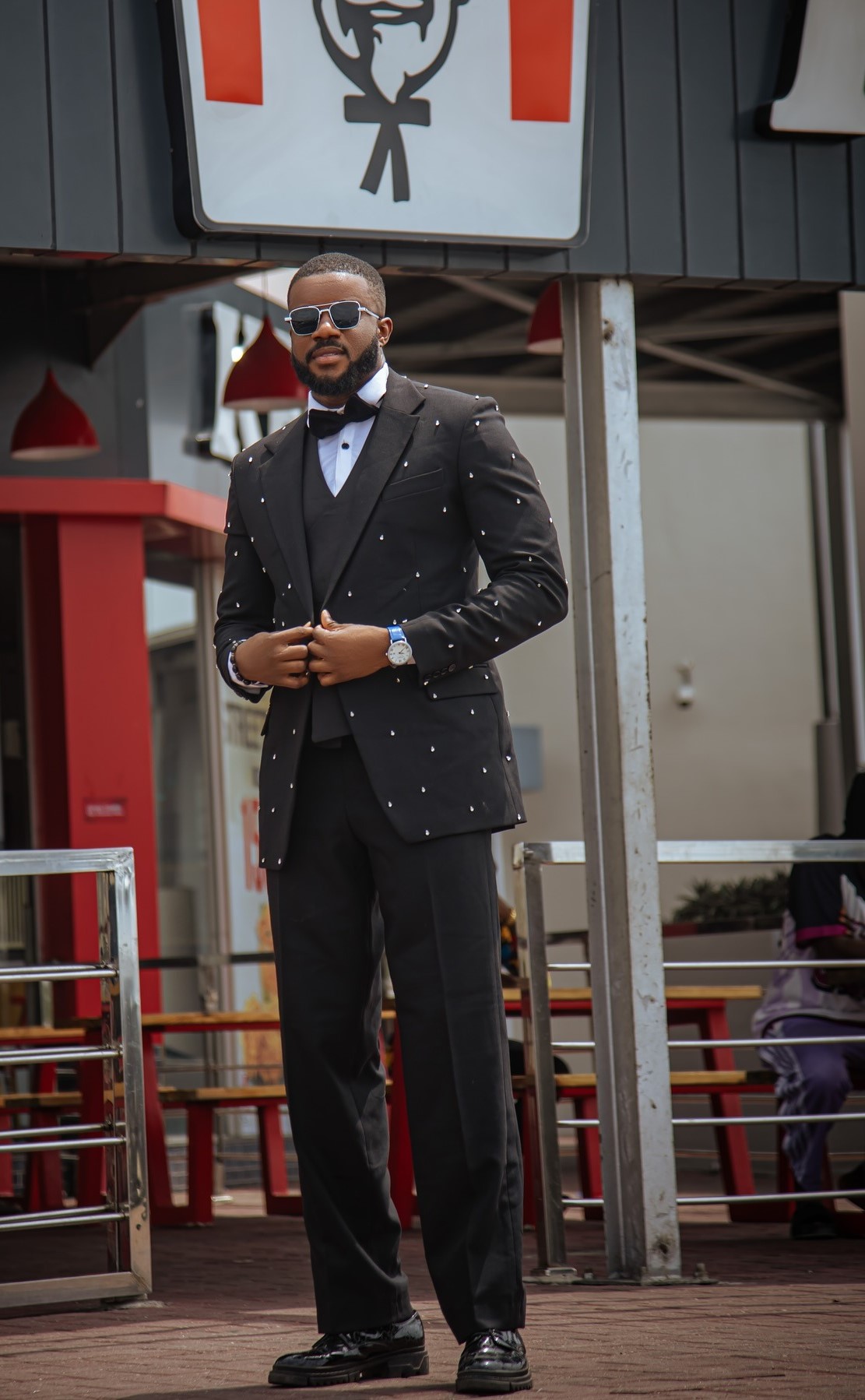 Gorgeous Men Suits 2 Pieces Set Notched Lapel Tailor-Made Jacket Rhinestone Blazer One Button Groom Customized Coat Black Pants Plus Size