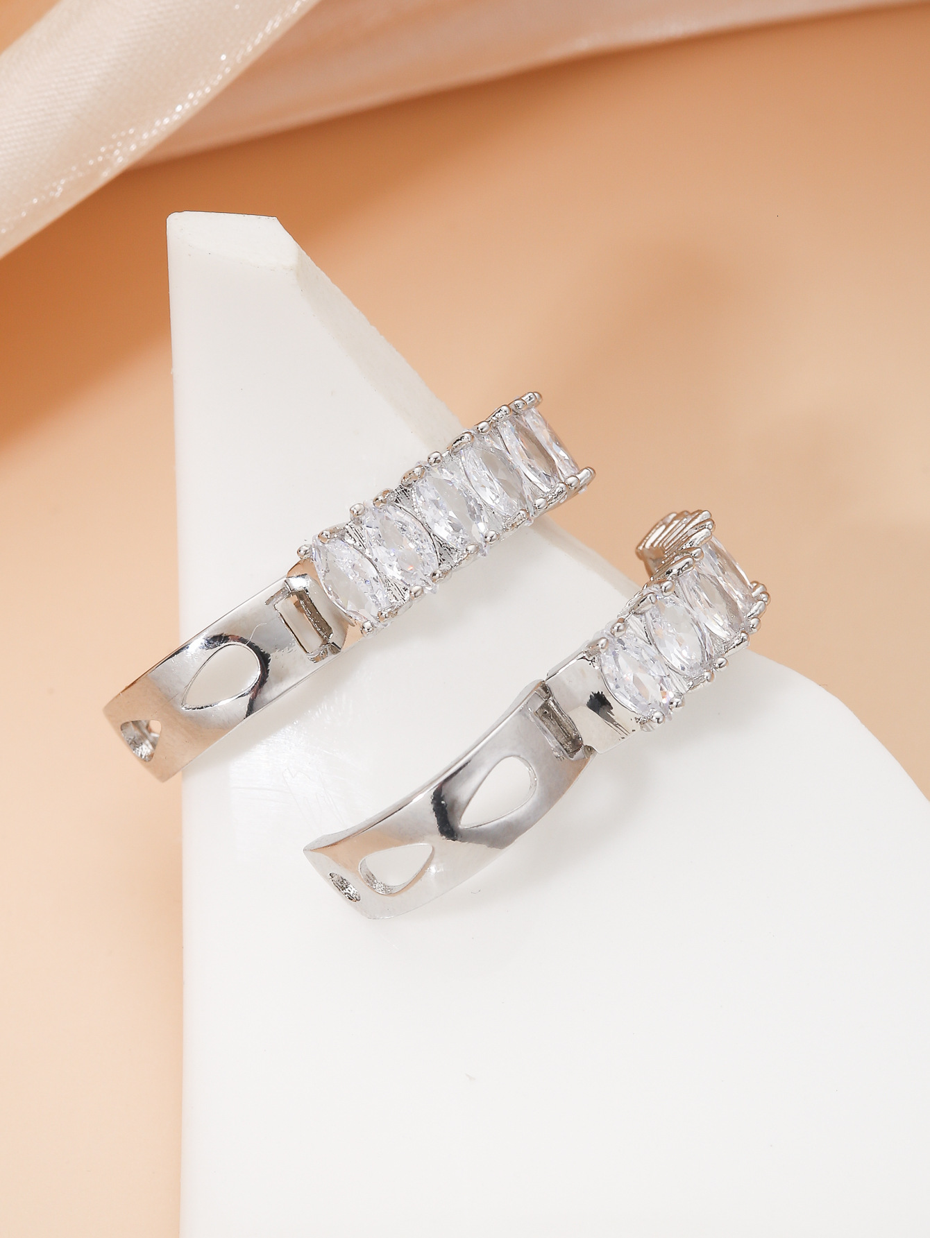 Light Style Hoop with High-end Feel, Simple Fashionable and Elegant Hollow Dia-studded Earrings