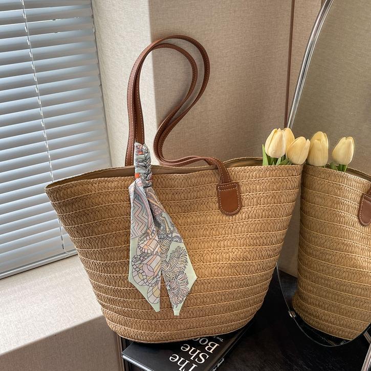Free shipping designer Trendy Shoulder Bag Popular Woven Bag Women Bag 2025 New Large Capacity Vacation Beach Bag Commuter Straw Tote Bag
