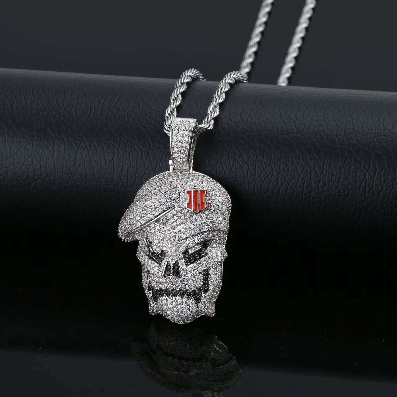 New Arrival Unique Hip Hop Style Moissanite Skull Pendant with Flooded Ice Cool Charms on Chain Necklace