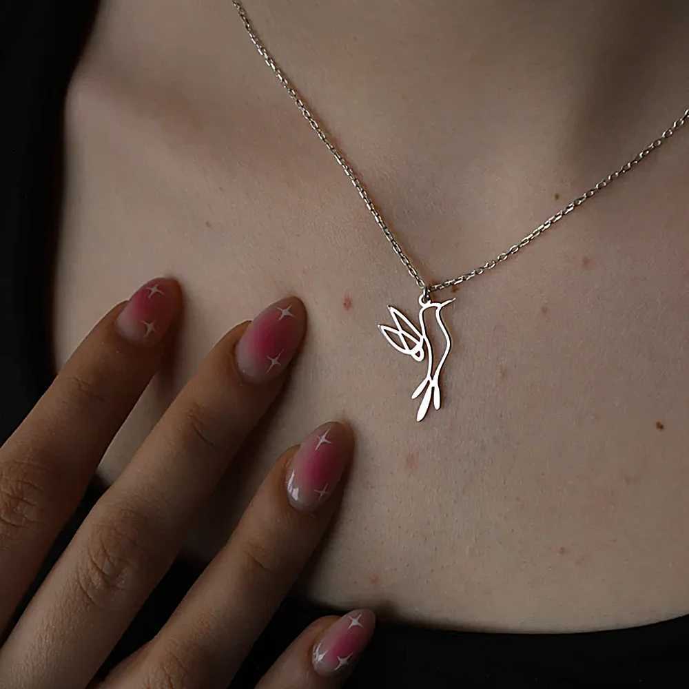 Stainless Steel Hummingbird Necklaces Pendants Silver Color Metal Polished Hollow Bird Necklace for Women Collares W250618