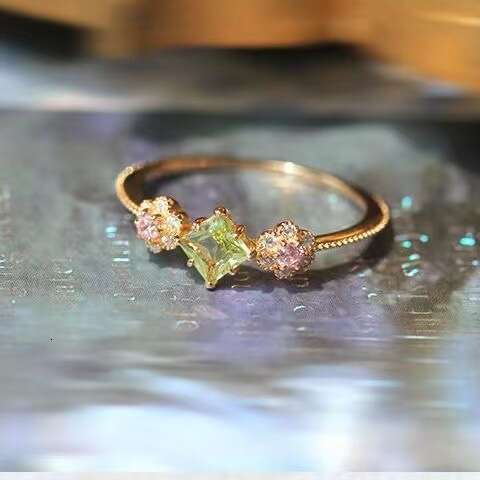 Trendy Live Streaming Japanese Korean Natural Peridot Small Flower Ring Elegant and Sophisticated