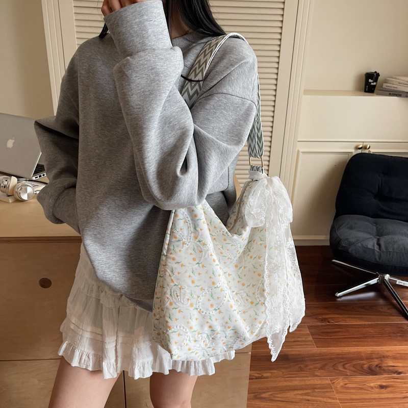 Free shipping designer Japanese Style Pastoral Floral Canvas Bag for Women 2025 New Large Capacity Tote Bag for Commuting and Shopping