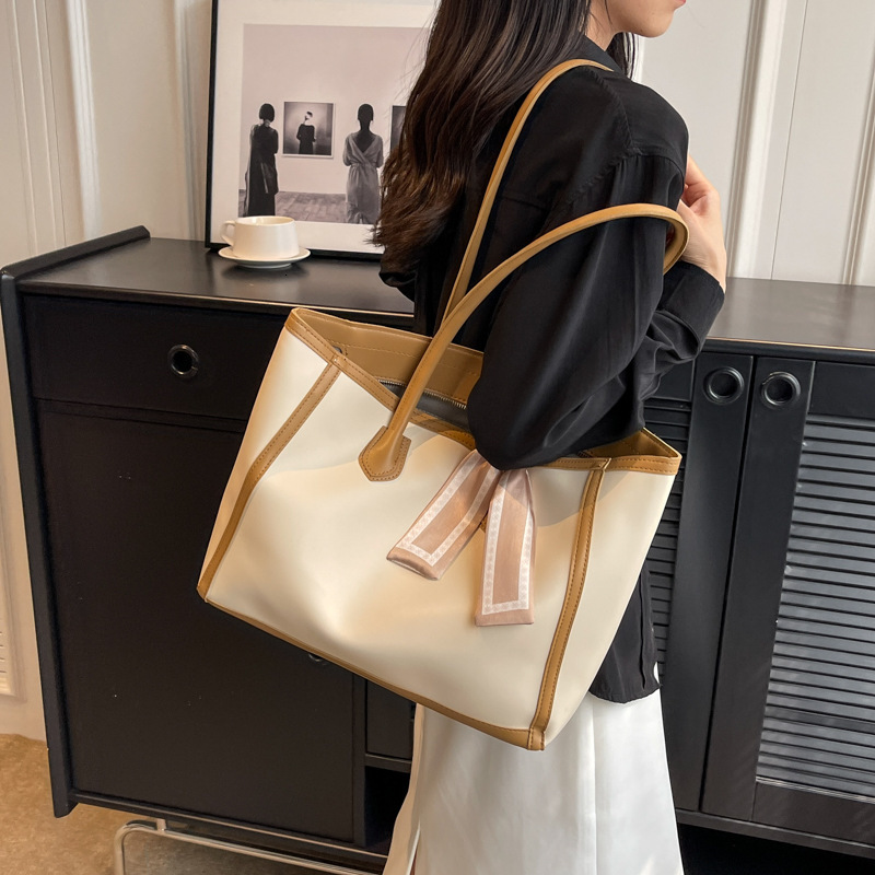 Free shipping designer Bag High-End Simple Color-Block Large Bag Women Bag 2025 New Versatile Trendy Shoulder Bag Large Capacity Commuter Tote Bag