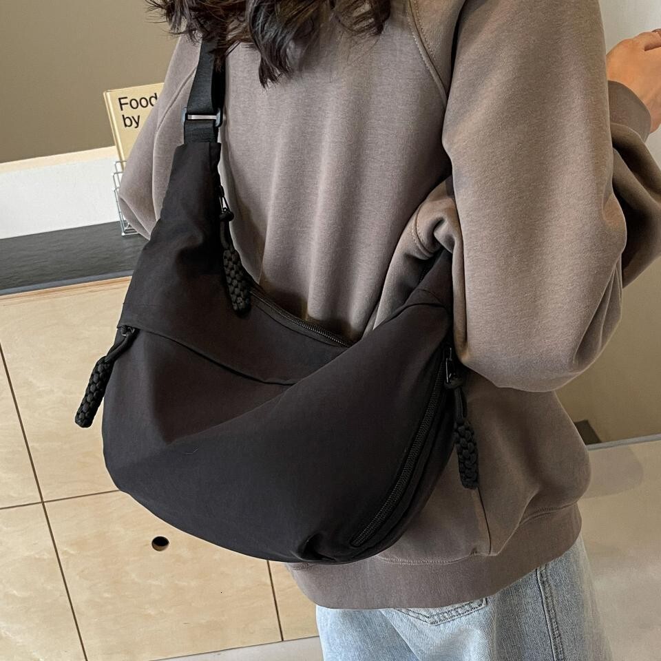 Free shipping designer Fashion Commuter Bag for Women Large Capacity 2025 New Casual Versatile Underarm Bag Korean Style Nylon Crossbody Bag
