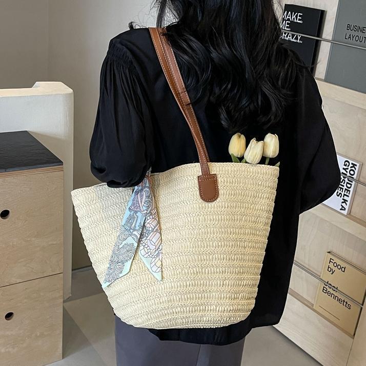 Free shipping designer Trendy Shoulder Bag Popular Woven Bag Women Bag 2025 New Large Capacity Vacation Beach Bag Commuter Straw Tote Bag