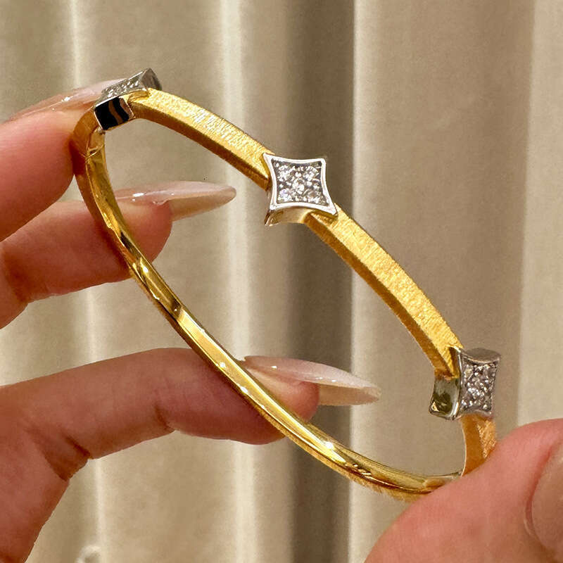 Luxury jewelry designer bracelet with a luxurious brushed square diamond bracelet women's 2025 new fashionable heavy industry four corner star di