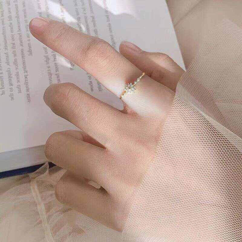 Golden Winter Snowflake Ring for Women, Internet Celebrity Style, Trendy Finger Ring, Ins Popular Wedding Fashion, Unique and Elegant