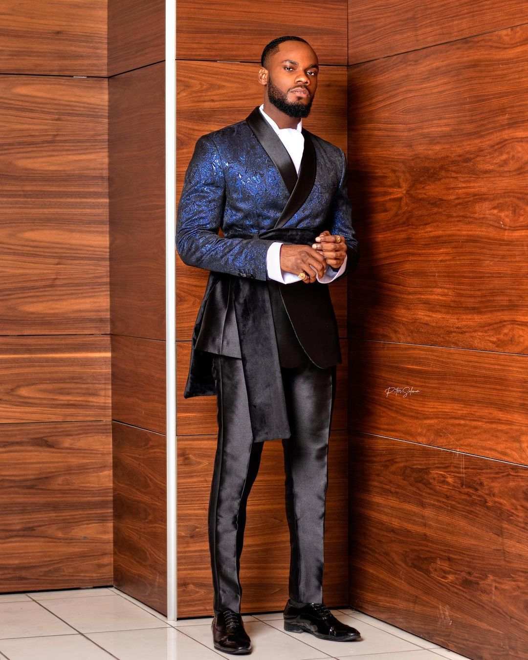Fashion Modern Men Suit Cross Skull Beetle Applique Shawl Lapel Groom Wear Halloeen Party Tuxedo 3 Pcs (Jacket+Pant+Cape) Customized