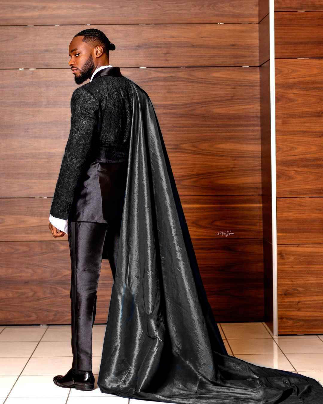 Fashion Modern Men Suit Cross Skull Beetle Applique Shawl Lapel Groom Wear Halloeen Party Tuxedo 3 Pcs (Jacket+Pant+Cape) Customized