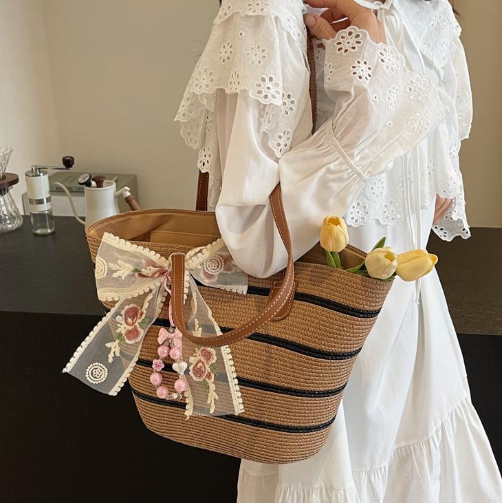 Free shipping designer Bag Straw Woven Bag Women Bag 2025 New High-end Large Capacity Tote Bag Beach Woven Shoulder Bag Commuter Bag