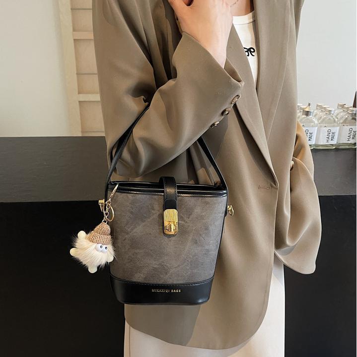 Free shipping designer Bucket Bag Women Bag 2025 New Autumn Winter Niche Design Bag Women Bag High-end Color-blocking Retro Hot-selling Crossbody Bag
