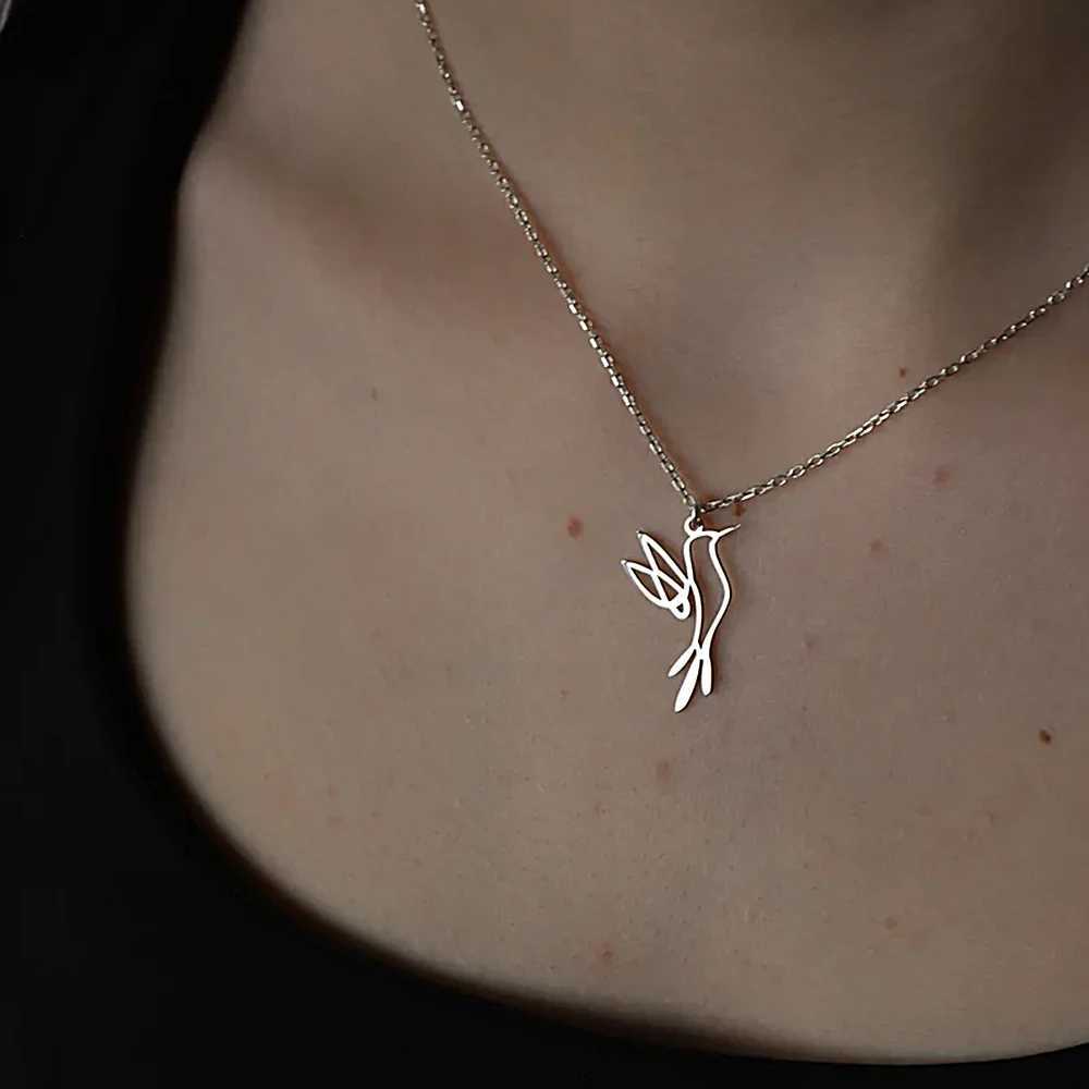 Stainless Steel Hummingbird Necklaces Pendants Silver Color Metal Polished Hollow Bird Necklace for Women Collares W250618
