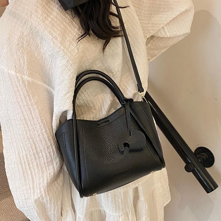 Free shipping designer Trendy Fashion Handbag Basket Bag 2025 New Niche High-end Shoulder Bag Versatile Bucket Bag Women Bag