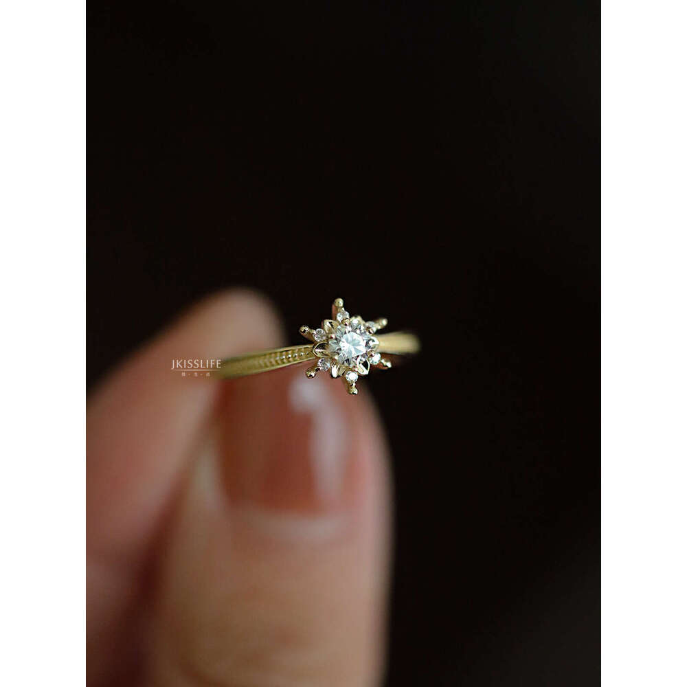 First Snow Shining Live Same Style Snowflake Inlaid Light Luxury Ring Exquisite and Beautiful French Romantic Gift