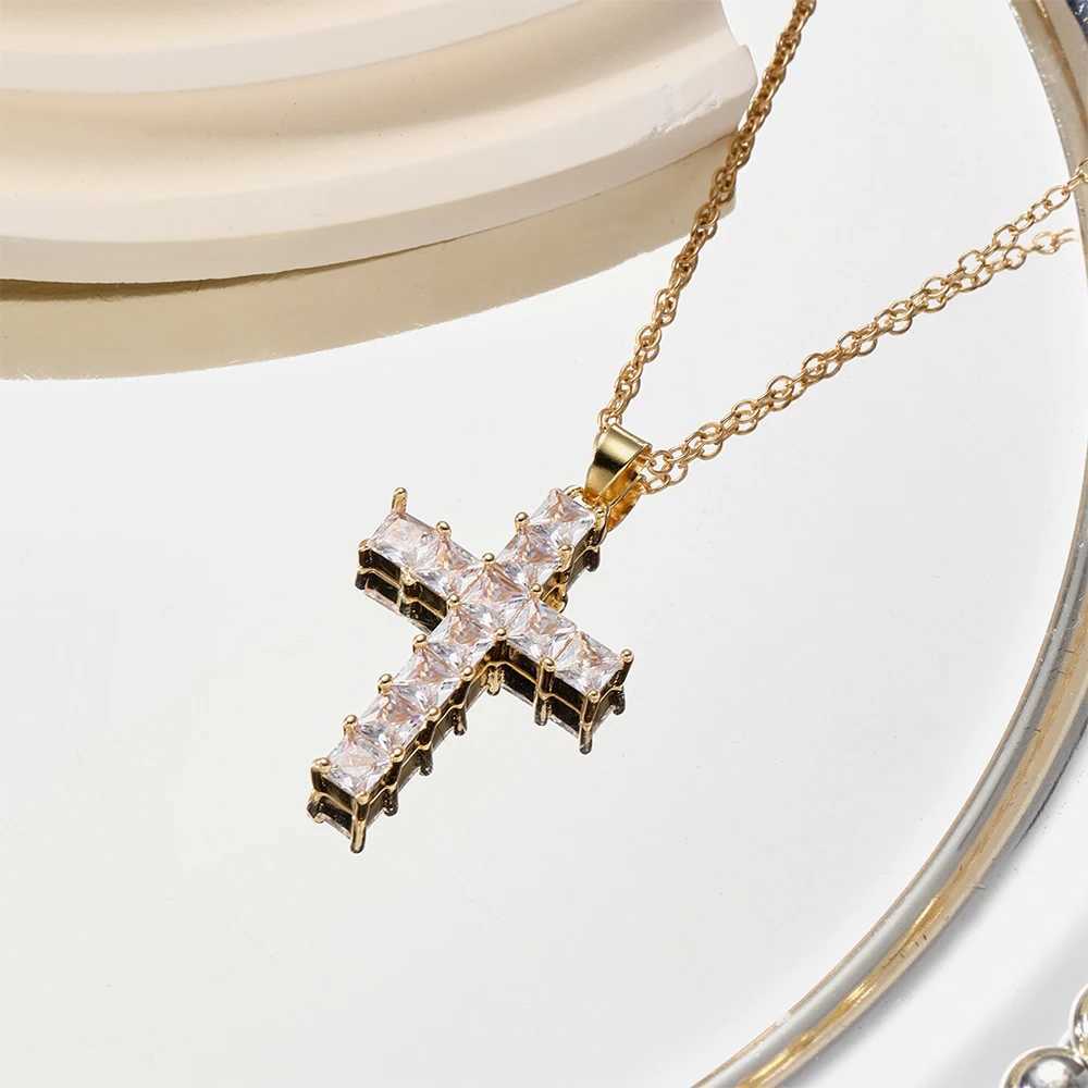 Fashion Crystal Cross Pendant for Women New Multi Color Shiny Romantic Exquisite Necklace Party Leisure Female Jewelry Gift 2024 W250618