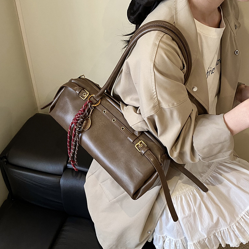 Free shipping designer Niche Retro Trend Baguette Bag for Women New Fashion Super Popular Handbag Underarm Bag High-end Shoulder Bag
