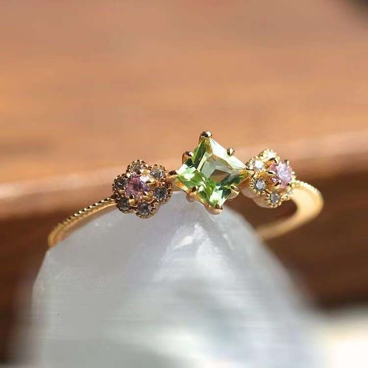 Trendy Live Streaming Japanese Korean Natural Peridot Small Flower Ring Elegant and Sophisticated